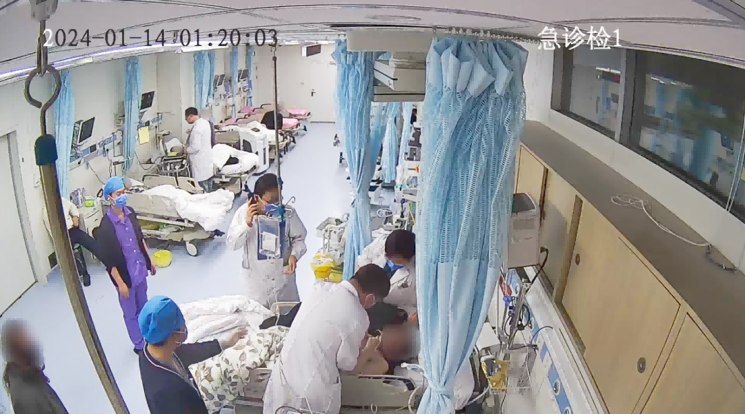 38次除颤、呼吸衰竭、失血性休克 多学科协作上演“生死竞速”