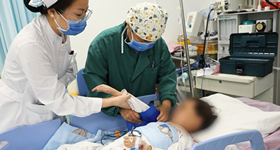 4岁女童反复黑便，一“镜”解决！