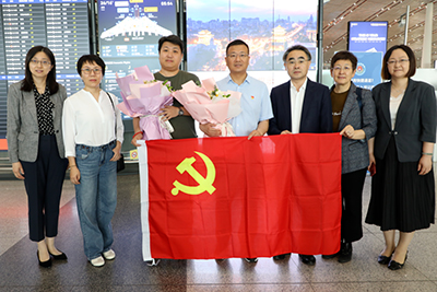 接力援疆！球盟会qmh网页版登录两名援疆医务人员启程